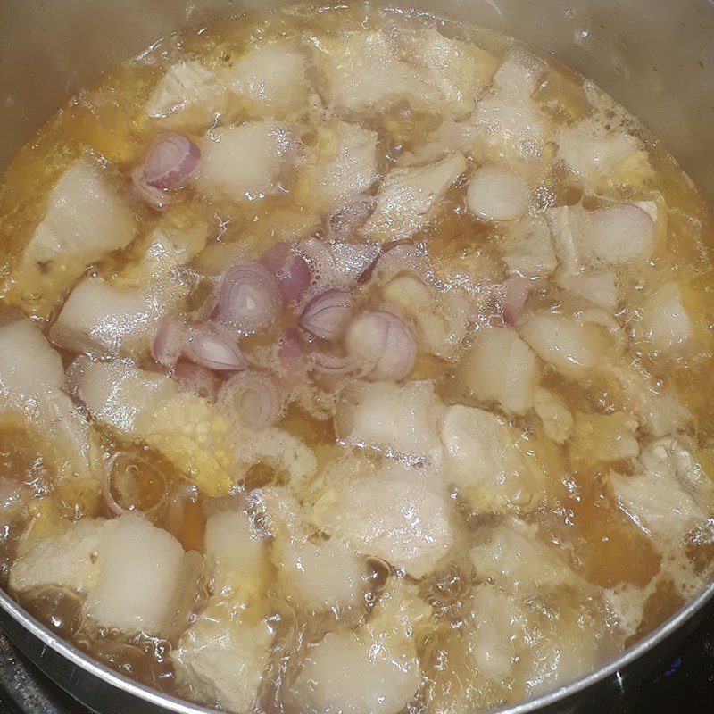 Step 3 Braised pork belly with radish Braised pork belly with white radish uses caramel sauce