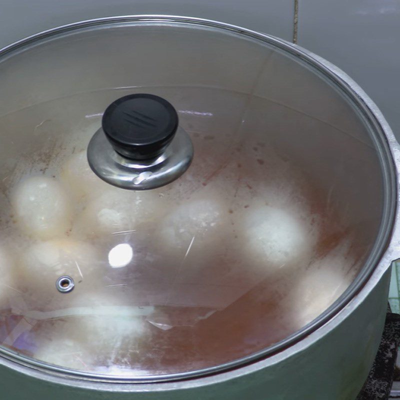 Step 4 Stewing eggs for stewed ribs