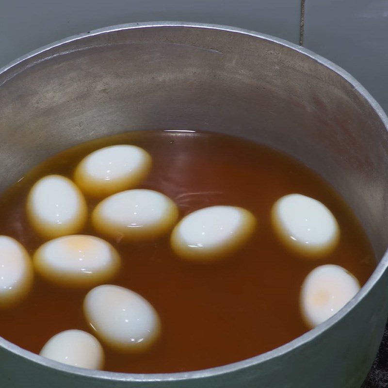 Step 4 Stewing eggs for stewed ribs