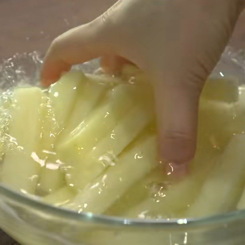 Step 1 Prepare the potatoes Fried potatoes with cheese sauce