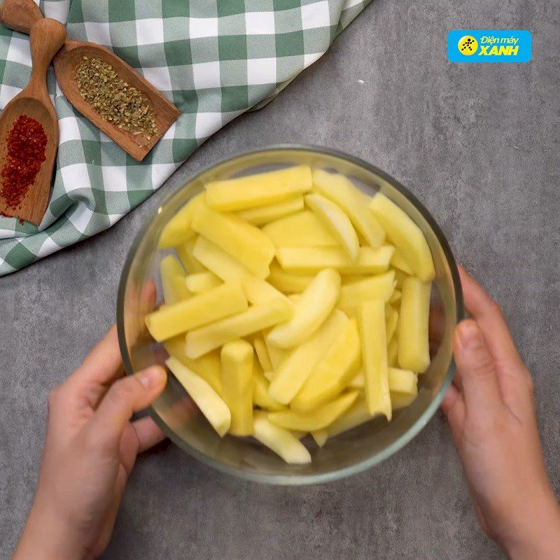 Step 1 Prepare the potatoes Fried potatoes with cheese sauce