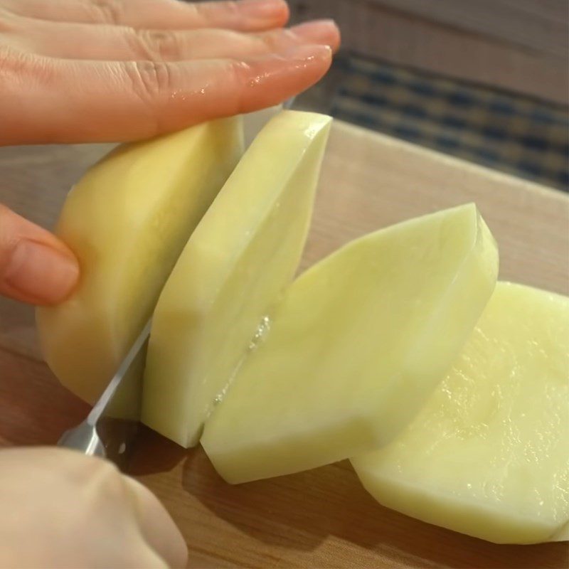 Step 1 Prepare the potatoes Fried potatoes with cheese sauce