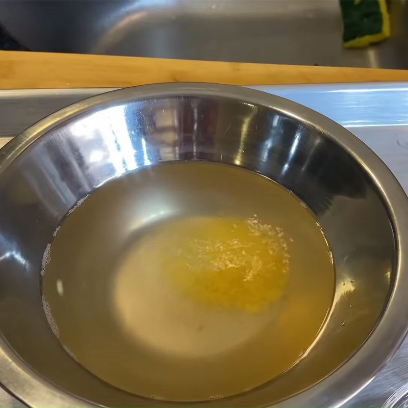 Step 4 Making the sauce for stir-fried clams with dark soy sauce