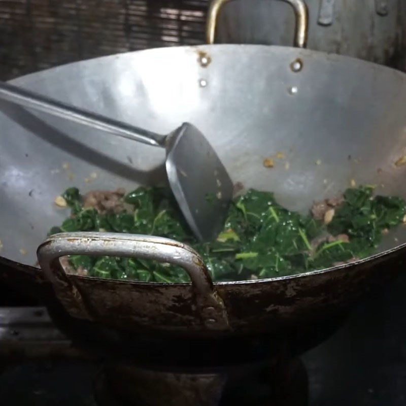 Step 3 Stir-fried Papaya Leaves Stir-fried beef with papaya leaves