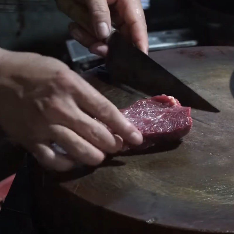 Step 1 Prepare the beef for Stir-fried papaya leaves with beef