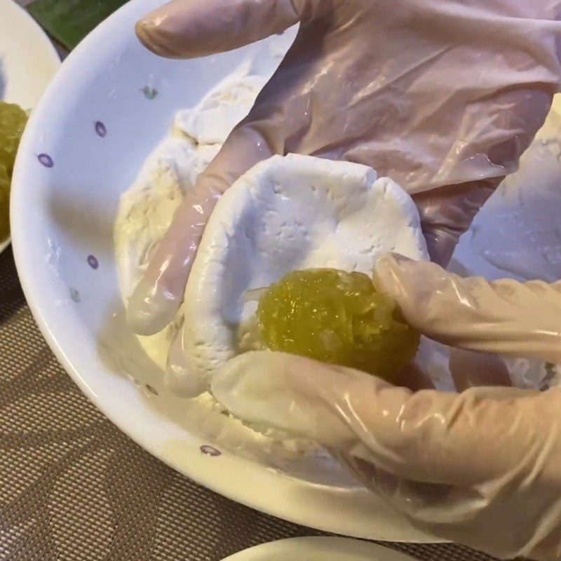 Step 4 Wrapping the cake with durian filling and coconut filling