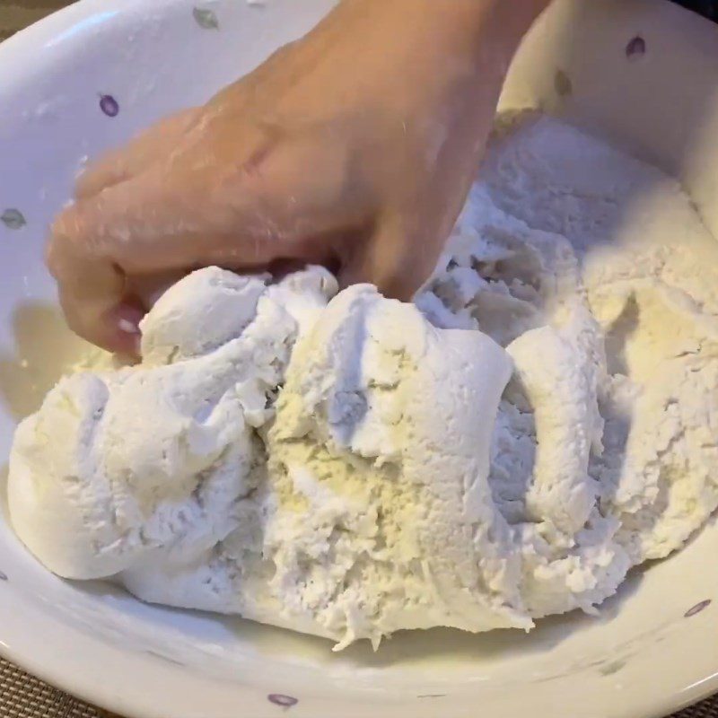 Step 1 Mix the cake dough for steamed rice cake with durian and coconut filling