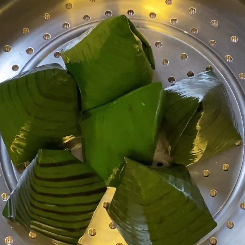 Step 5 Steaming the cake with coconut filling