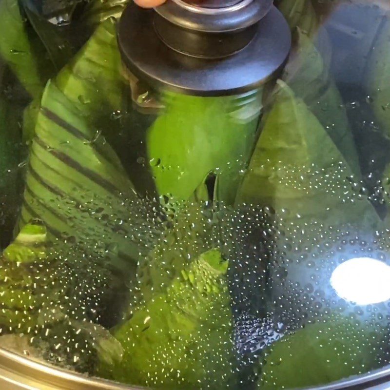 Step 5 Steaming the cake with coconut filling