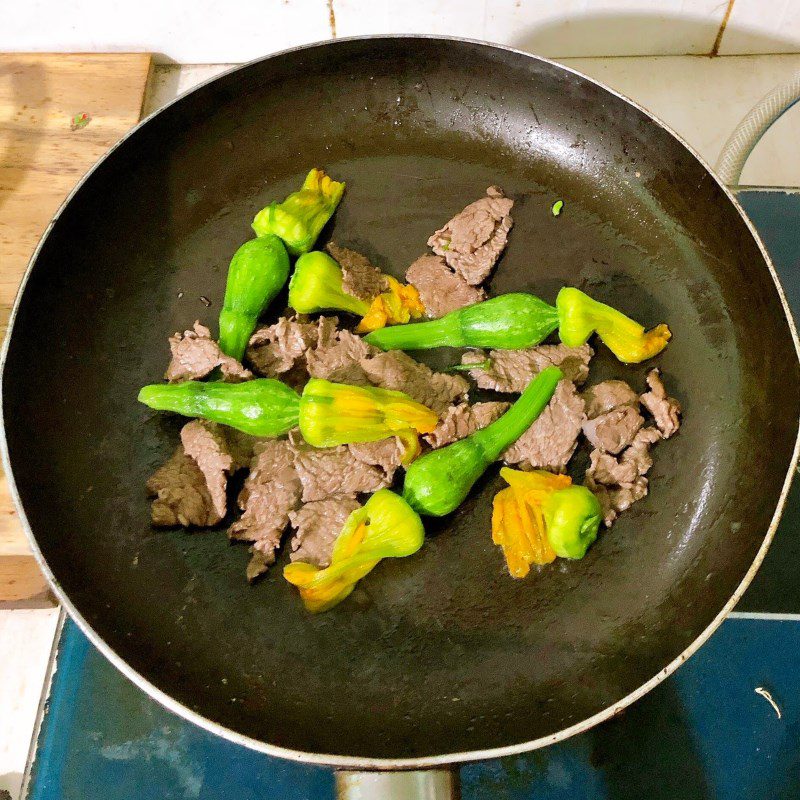 Step 2 Stir-fried pumpkin buds with beef Stir-fried pumpkin buds with beef