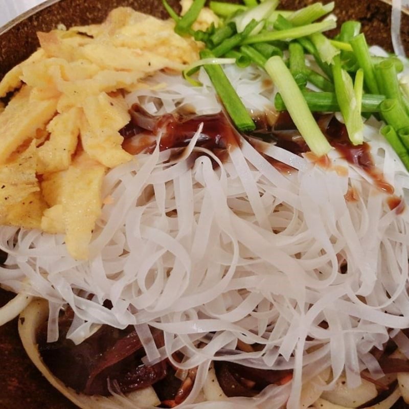 Step 2 Making mixed fried rice noodles Mixed fried rice noodles