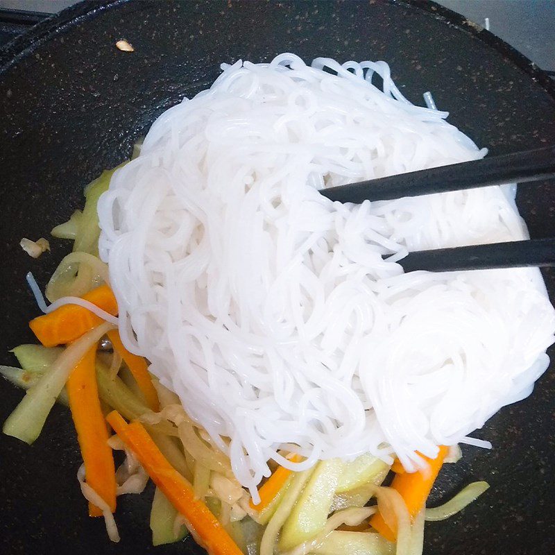 Step 3 Making stir-fried noodles with beef Stir-fried noodles with beef