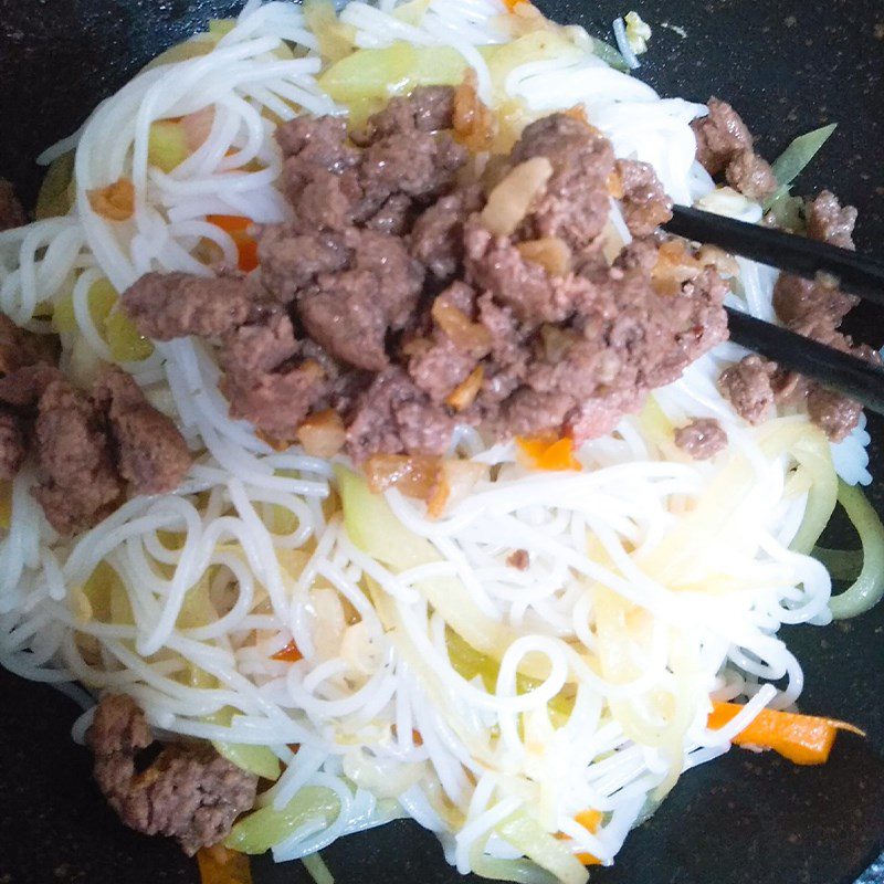 Step 3 Making stir-fried noodles with beef Stir-fried noodles with beef