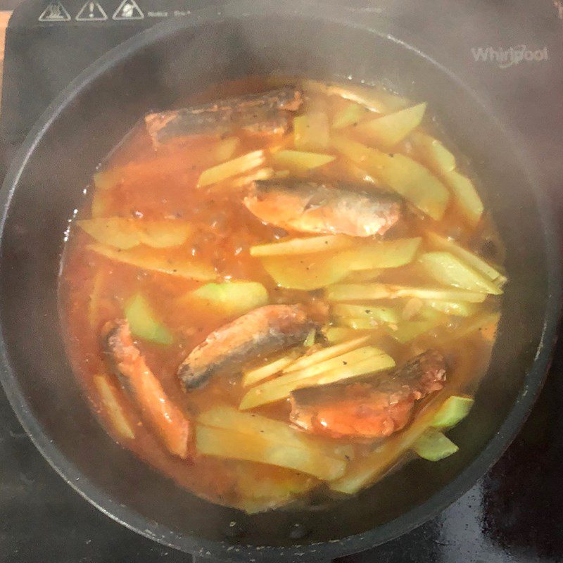 Step 2 Make canned fish stir-fried with chayote Canned fish stir-fried with chayote