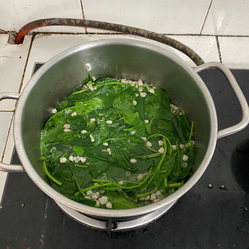 Step 2 Making clam soup with water spinach Clam soup with water spinach