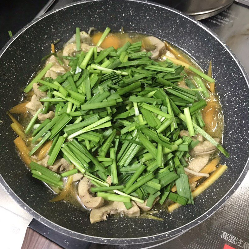 Step 3 Stir-fried pig kidneys with chives and bean sprouts