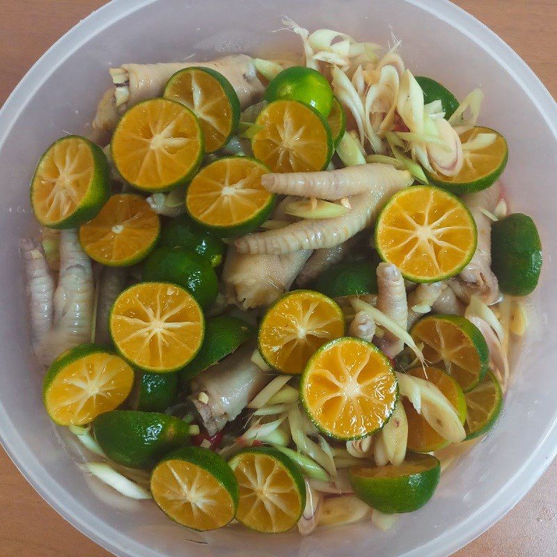 Step 5 Making pickled chicken feet with lemongrass and mango Pickled chicken feet with lemongrass and mango (recipe shared by user)