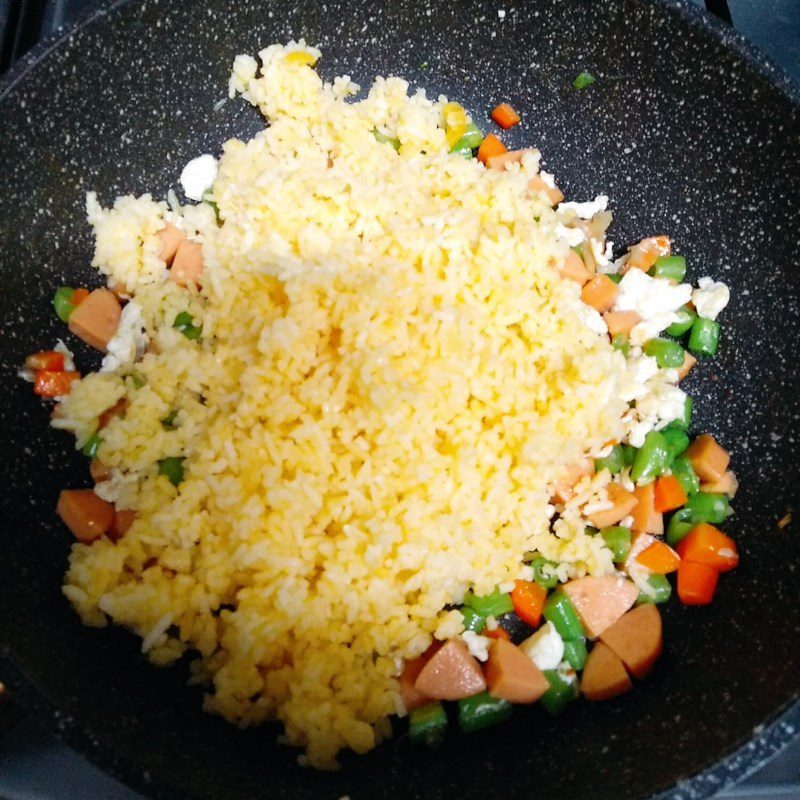 Step 3 Making salted egg fried rice Salted egg fried rice