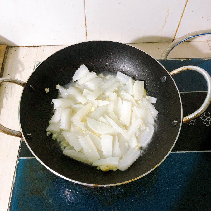 Step 2 Stir-fried radish with garlic Stir-fried radish with garlic