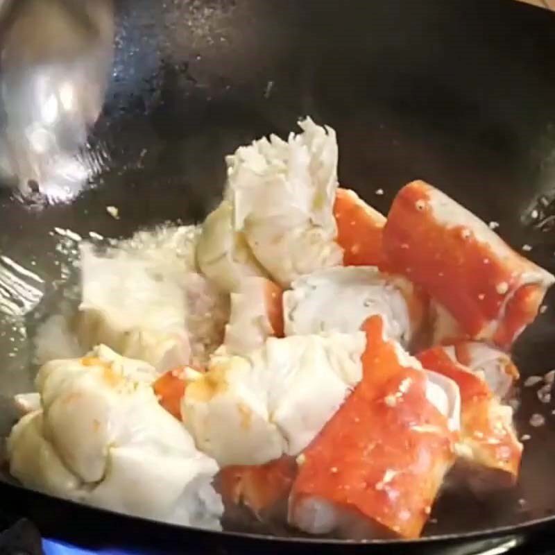 Step 3 Make roasted tamarind crab with onion