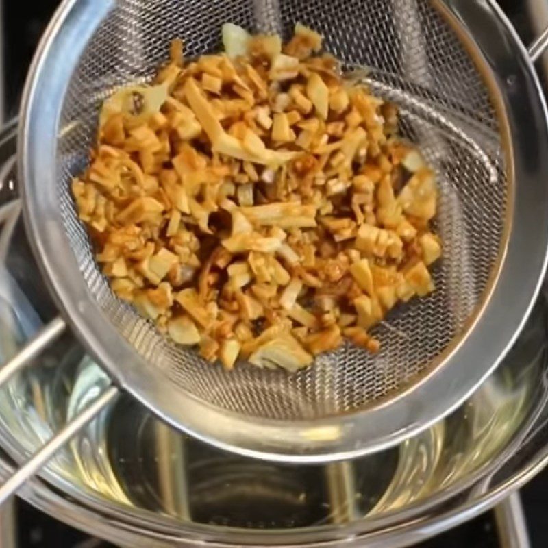 Step 6 Making garlic onion oil for dry noodle with BBQ pork