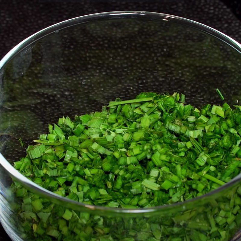 Step 5 Make chive oil for vegetarian rice noodle topping