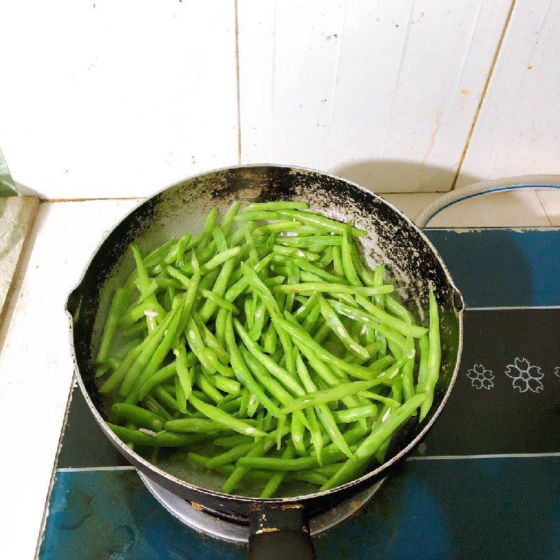 Step 2 Making Stir-fried Pork with Green Beans