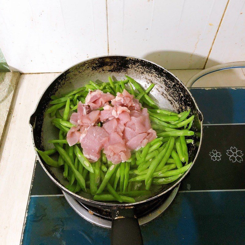 Step 2 Making Stir-fried Pork with Green Beans