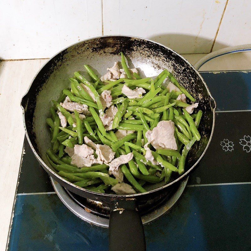 Step 2 Making Stir-fried Pork with Green Beans