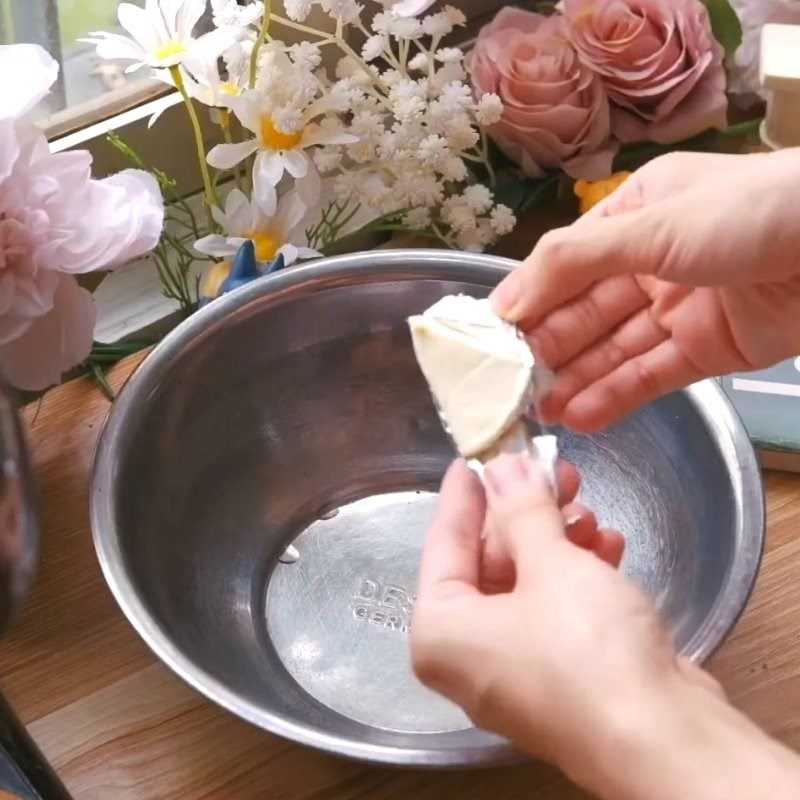 Step 2 Make yogurt custard cheese ice cream Blue Velvet yogurt cake