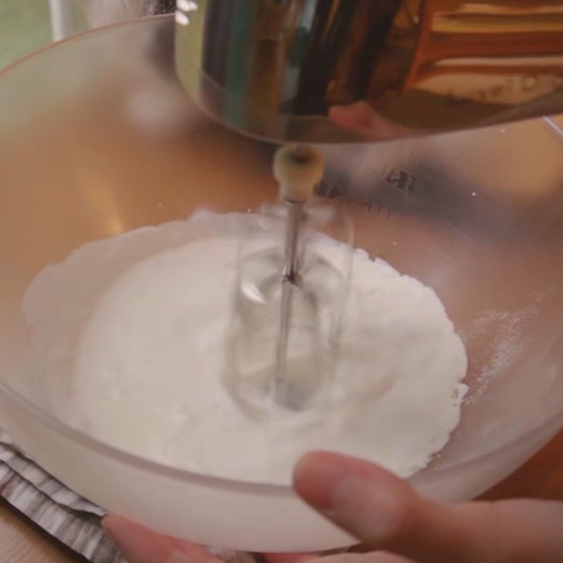 Step 6 Make the cream and syrup for the cake Heart-shaped kiwi cake