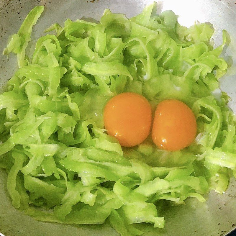 Step 2 Stir-fried bitter melon with eggs Stir-fried bitter melon with eggs