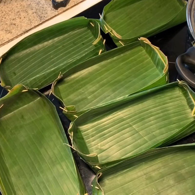 Step 1 Make banana leaf mold for Hai Phong Banh Beo