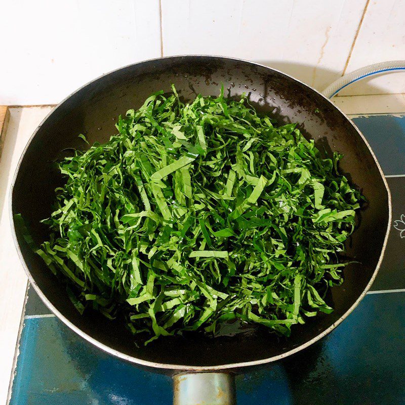 Step 2 Stir-fried betel leaves with eggs Stir-fried betel leaves with eggs