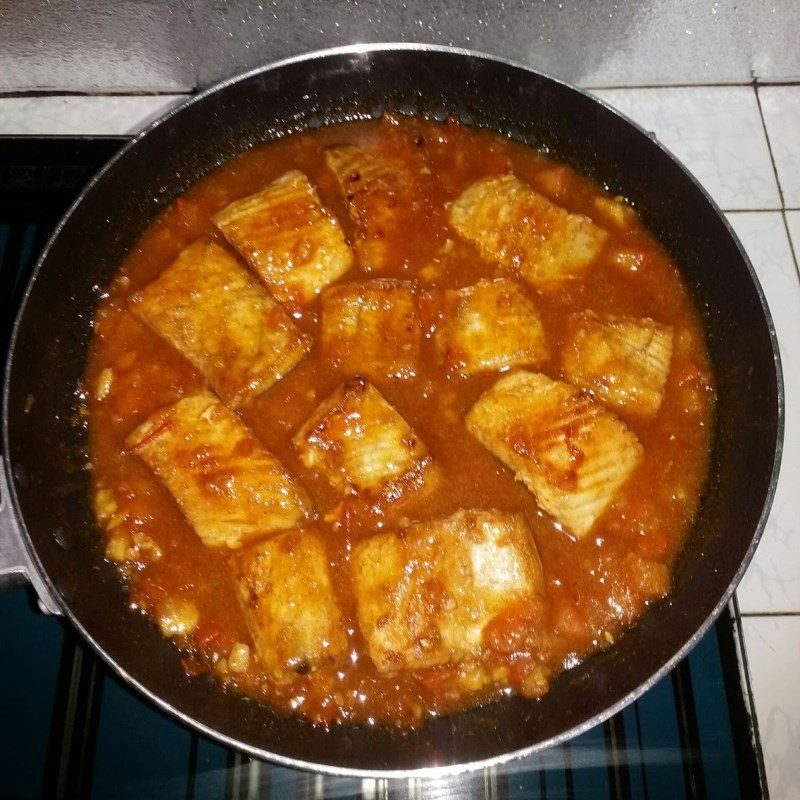 Step 3 Cooking fish belly with tomato sauce Fried mackerel belly with tomato sauce