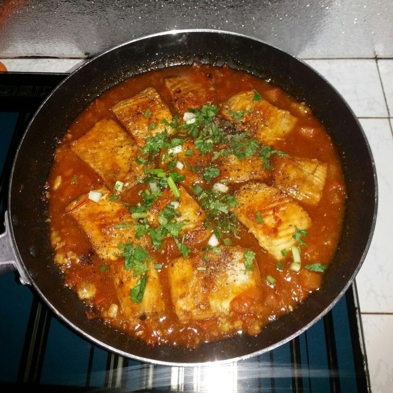 Step 3 Cooking fish belly with tomato sauce Fried mackerel belly with tomato sauce