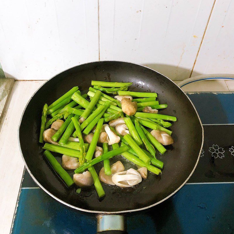 Step 3 Stir-fried asparagus with straw mushrooms Stir-fried asparagus with straw mushrooms