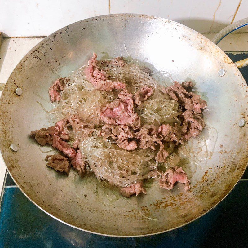 Step 2 Make stir-fried noodles with beef Stir-fried noodles with beef