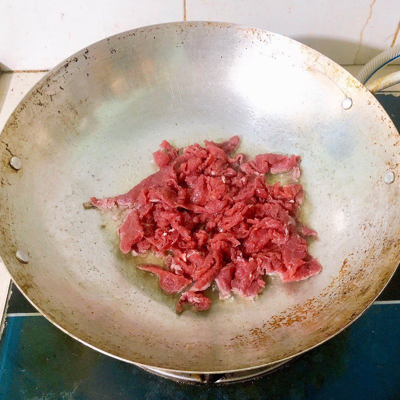 Step 2 Make stir-fried noodles with beef Stir-fried noodles with beef