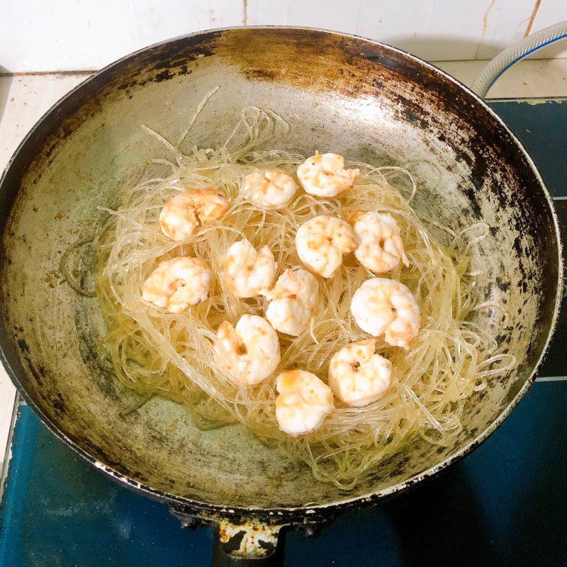 Step 2 Stir-fried vermicelli with shrimp Stir-fried vermicelli with shrimp