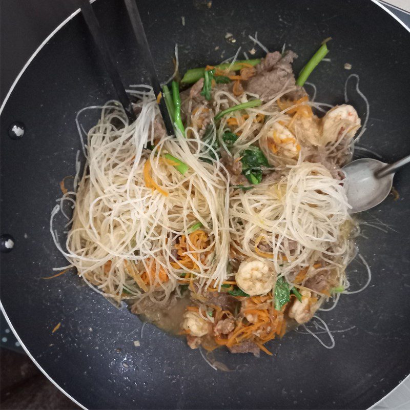 Step 3 Make stir-fried noodles with shrimp and beef Stir-fried noodles with shrimp and beef