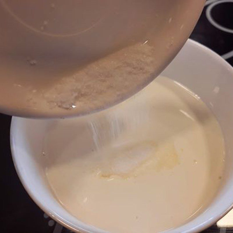 Step 1 Make milk foam for Strawberry Macchiato Latte