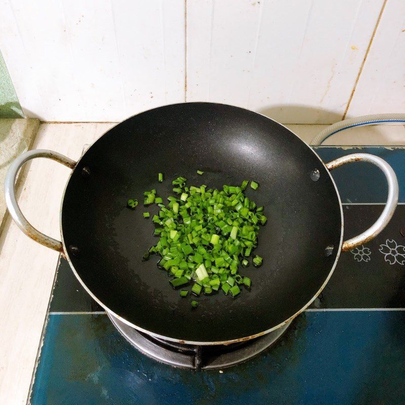 Step 3 Make scallion oil and steam the bread Steamed bread with minced meat