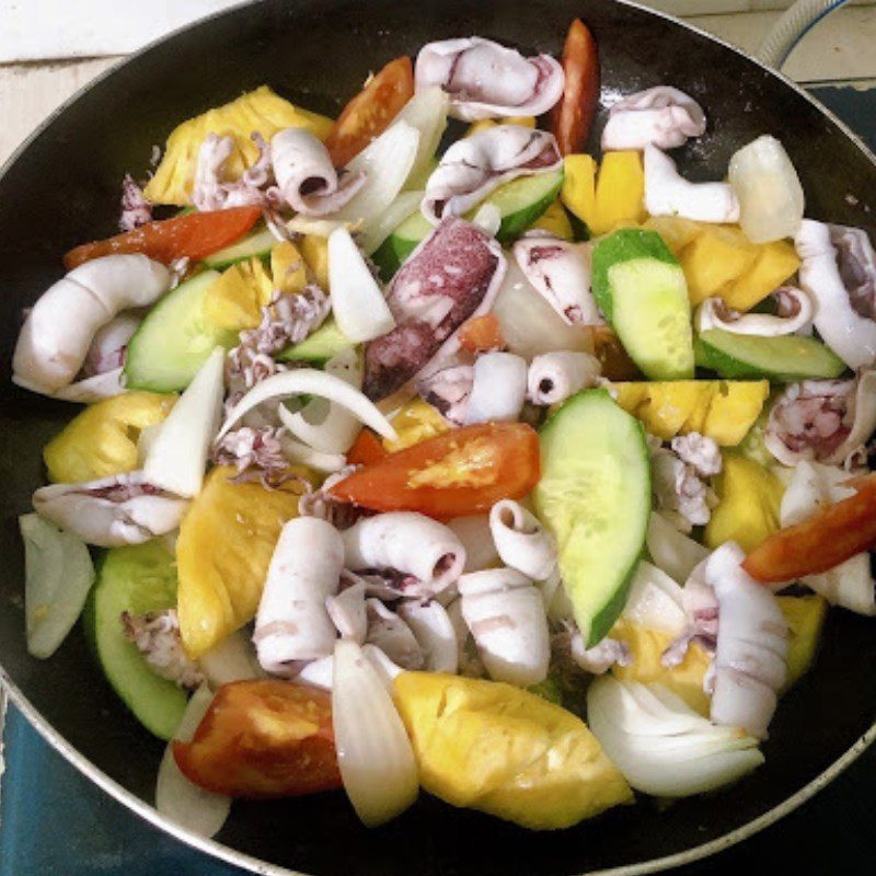 Step 2 Stir-fried mixed squid with fragrant tomatoes Stir-fried mixed squid with fragrant tomatoes