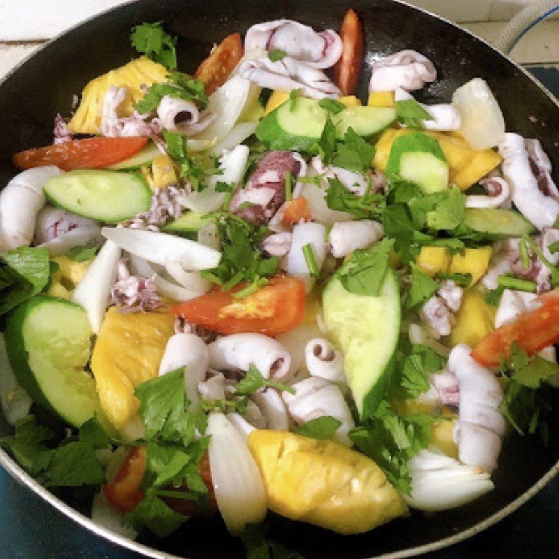 Step 2 Stir-fried mixed squid with fragrant tomatoes Stir-fried mixed squid with fragrant tomatoes