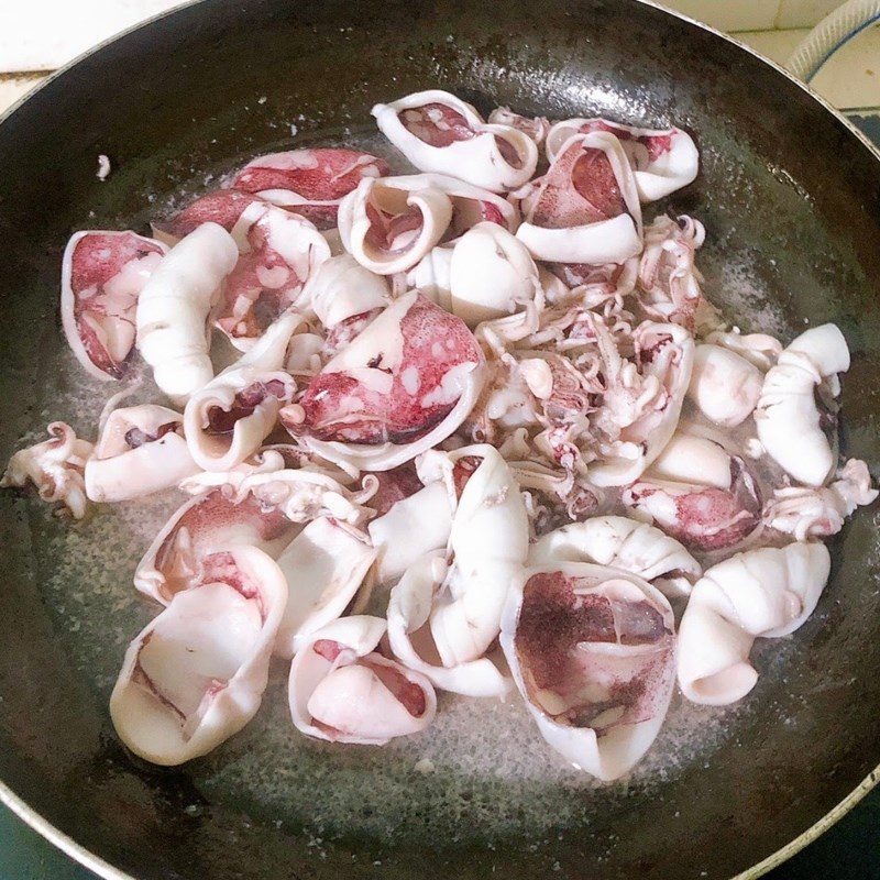 Step 2 Cook the stir-fried squid with tomato and mixed vegetables Stir-fried Squid with Tomato and Mixed Vegetables