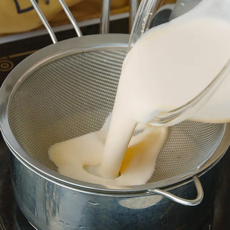 Step 2 Make the banana cake filling for Shanghai banana cake