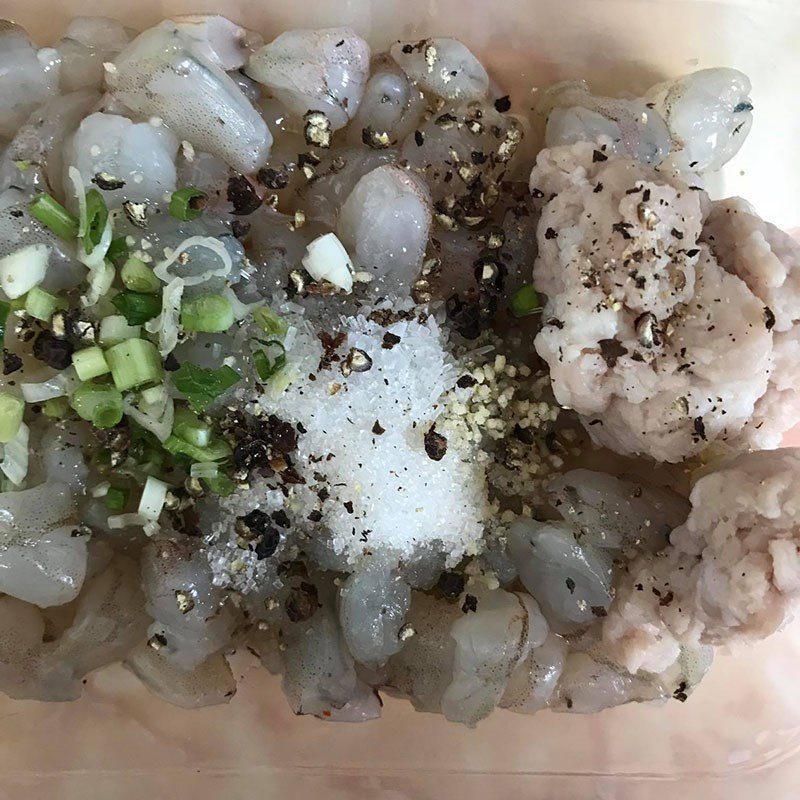 Step 2 Make the filling for steamed dumplings with shrimp and meat (recipe shared by the user)