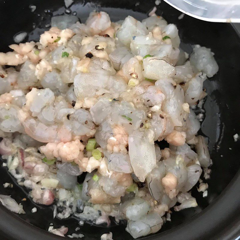 Step 2 Make the filling for steamed dumplings with shrimp and meat (recipe shared by the user)