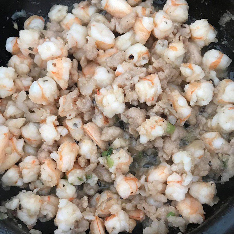 Step 2 Make the filling for shrimp and meat dumplings (recipe shared by users)